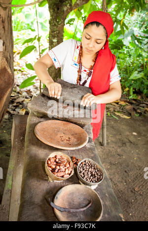 Demonstratio di macinazione di semi di cacao con pepe e vaniglia presso la Hacienda Gesù Maria piantagione di cacao nei pressi di Comalcalco, Tabas Foto Stock