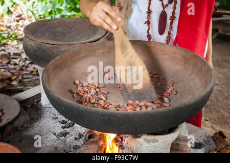 Una donna la tostatura le fave di cacao all'Hacienda Gesù Maria piantagione di cacao nei pressi di Comalcalco, Tabasco, Messico. Foto Stock