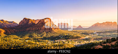 Vista panoramica di Courthouse Butte, Bell Rock e nei dintorni di rocce rosse formazioni in Sedona, in Arizona al tramonto Foto Stock