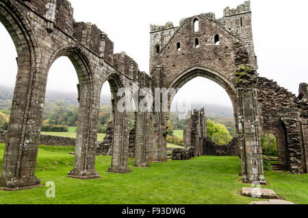 Llanthony Priory, rovinato un convento agostiniano in Galles, in prossimità del confine in inglese. Foto Stock