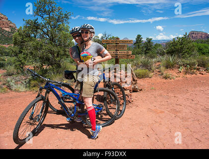Un giovane su mountain bike vicino a Sedona in Arizona. Foto Stock