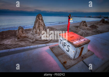 Realizzare localmente un box richieste e suggerimenti da passanti per le sculture di sabbia a Puerto Vallarta, Messico. Foto Stock