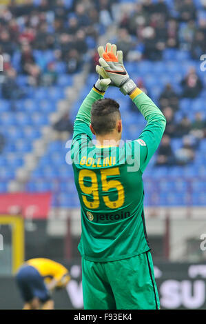 Milano, Italia. Dicembre 13th, 2015. Pierluigi Gollini di H. Verona durante la Serie A italiana League Soccer match tra AC Milan e H.Verona presso lo Stadio San Siro di Milano, Italia. Credito: Gaetano Piazzolla/Alamy Live News Foto Stock