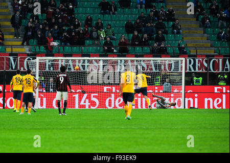 Milano, Italia. Dicembre 13th, 2015. Toni di H. Verona durante la Serie A italiana League Soccer match tra AC Milan e H.Verona presso lo Stadio San Siro di Milano, Italia. Credito: Gaetano Piazzolla/Alamy Live News Foto Stock