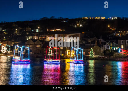 Mousehole, Cornwall, Regno Unito. Il 13 dicembre 2015. Questo weekend ha visto annuale di accendere delle luci del Porto a Mousehole. Molte migliaia di persone si voltò per la cerimonia di apertura. Le luci attirano visitatori da tutto il Regno Unito e anche oltre i suoi confini. Essi sono su fino al 2 gennaio. Credito: Simon Maycock/Alamy Live News Foto Stock