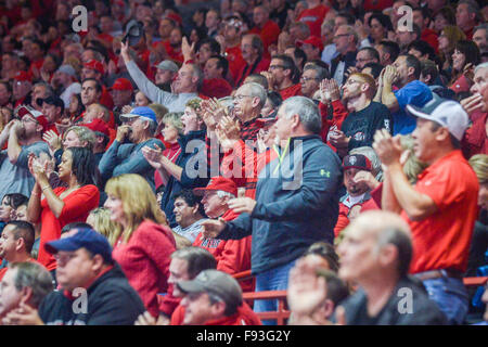 Albuquerque, Nuovo Messico, Stati Uniti d'America. 12 Dic, 2015. Ufficiale.Nella foto è il lobo folla guarda la seconda metà del gioco contro il nord di Iowa. Il Lobos sconfitto Northern Iowa 57 a 63. Albuquerque, New Mexico © Roberto E. Rosales/Albuquerque ufficiale/ZUMA filo/Alamy Live News Foto Stock