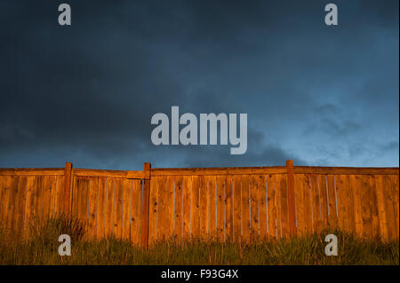 Nuvole temporalesche la raccolta per il maltempo con pioggia e vento, nuvole stratocumulus Foto Stock