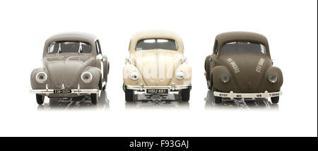 Tre Vintage VW Maggiolini die cast modelli su uno sfondo bianco. Foto Stock