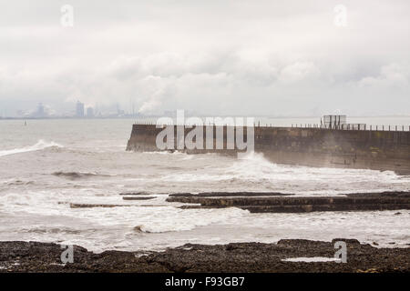 Vista del mare in tempesta a Hartlepool Headland con industriale Teesside in background Foto Stock