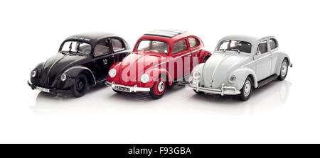 Tre Vintage VW Maggiolini die cast modelli su uno sfondo bianco. Foto Stock