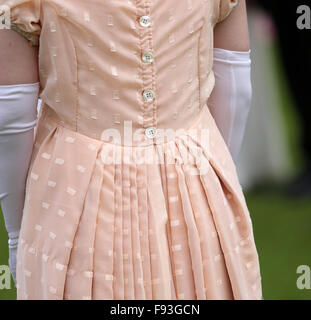 Coperta da un guanto di giovani donne tenendo le mani nel XVIII secolo costume. Foto Stock