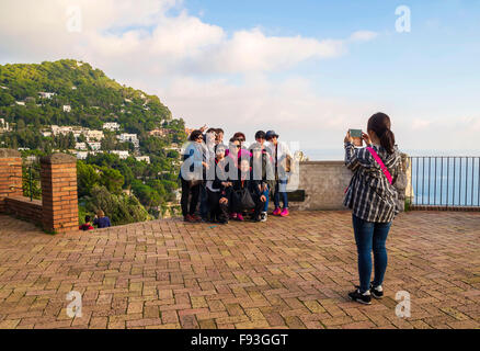 La folla di turisti nei Giardini di Augusto (Krupp giardini ) luogo famoso in Isola di Capri, Italia Foto Stock