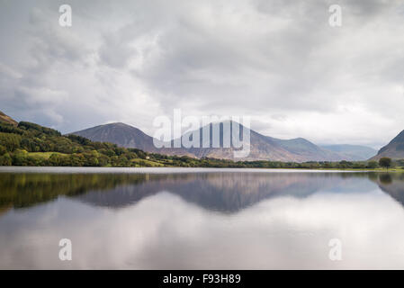 Il sole fa capolino tra le nuvole sul Grassmoor, a Loweswater nel distretto del lago. Foto Stock