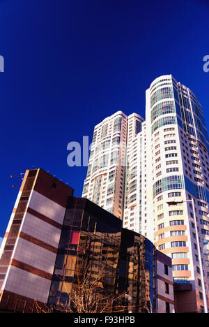 Moderno Hi-tech edificio urbano con cielo blu chiaro in background Foto Stock