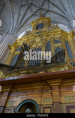 Cattedrale gotica di Segovia, monumentale organo a canne Foto Stock