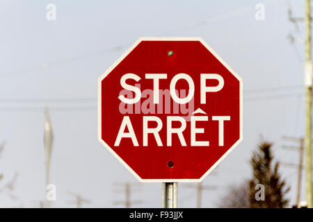 Canadian segno di stop sia in inglese che in francese Foto Stock