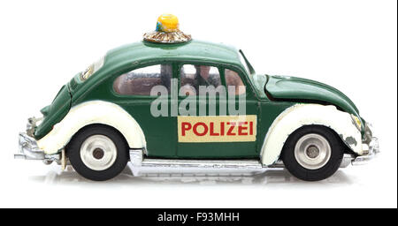 Vecchio Polizei VW Beetle Corgi modellino pressofuso su uno sfondo bianco. Foto Stock