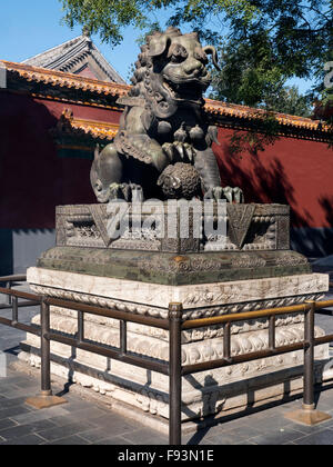 Leone di Bronzo nel tempio Lama Yonghe Gong, Pechino, Cina, Asia Foto Stock