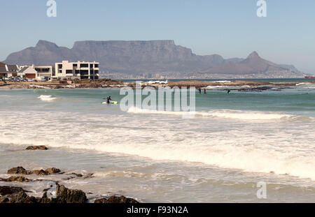 Stand Up Paddle surfisti a Bloubergstrand spiaggia di Cape Town Foto Stock