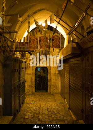 Negozi chiusi del quartiere cristiano di notte nella vecchia Gerusalemme Foto Stock