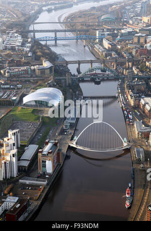 Vista aerea del Tyne cinque ponti sul fiume Tyne e la Salvia in Newcastle, Regno Unito Foto Stock