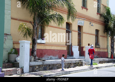 La madre e il bambino a piedi nella parte anteriore del Bo-Kaap Village Lodge a Cape Town Foto Stock