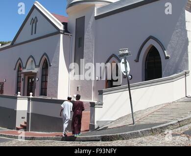 I ragazzi sul loro modo al Shafee moschea del Bo Kaap distretto di Cape Town Foto Stock