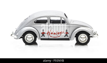 VW Beetle in argento con logo Hamleys, pressofuso modello su uno sfondo bianco. Foto Stock