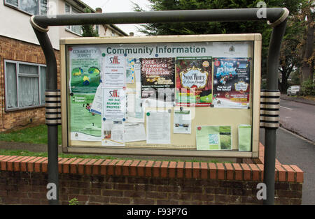 Community Noticeboard a Sipson, un antico villaggio minacciato di distruzione a causa dell'espansione dell'aeroporto di Heathrow, Inghilterra, Regno Unito Foto Stock