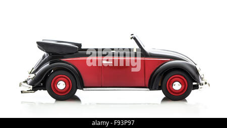 Convertible VW Beetle in rosso e nero, pressofuso modello su uno sfondo bianco. Foto Stock