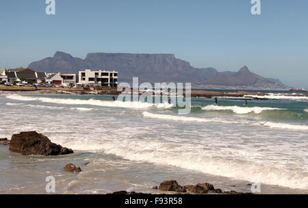 Stand Up Paddle surfisti a Bloubergstrand spiaggia di Cape Town Foto Stock