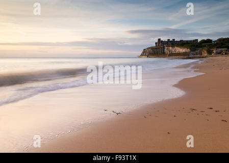 Sunrise vista di Kingsgate Castello sulla scogliera a Kingsgate Bay, Broadstairs Kent. Foto Stock