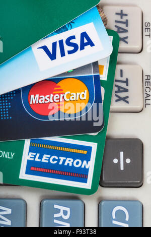 Mosca, Russia - 8 dicembre 2105: pochi plastica VISA e MasterCard, VISA ELECTRON carte di credito e di debito fiscale keypa calcolatrice Foto Stock