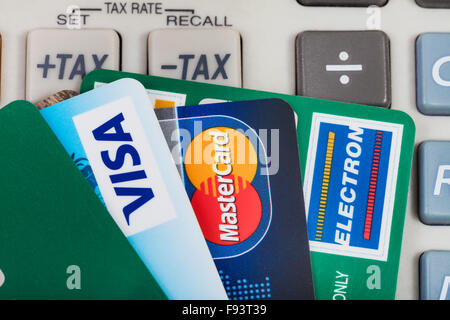 Mosca, Russia - 8 dicembre 2105: vista superiore di plastica VISA e MasterCard, VISA ELECTRON carte di credito e di debito fiscale calculat Foto Stock