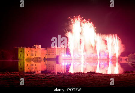 L annuale spettacolo di fuochi d'artificio al Castello di Leeds, Maidstone, Kent, Regno Unito. Foto Stock
