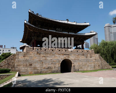 OIld city gate TaeDongMun, Pyongyang,, Corea del Nord, Asia Foto Stock