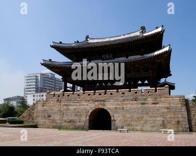 OIld city gate TaeDongMun, Pyongyang,, Corea del Nord, Asia Foto Stock