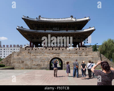 OIld city gate TaeDongMun, Pyongyang,, Corea del Nord, Asia Foto Stock