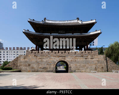 OIld city gate TaeDongMun, Pyongyang,, Corea del Nord, Asia Foto Stock