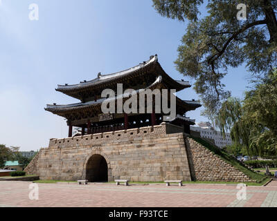 OIld city gate TaeDongMun, Pyongyang,, Corea del Nord, Asia Foto Stock