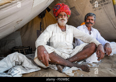Due uomini del Rajasthan indossando vestiti tradizionali a Pushkar Mela camel fair, Pushkar, Rajasthan, India Foto Stock
