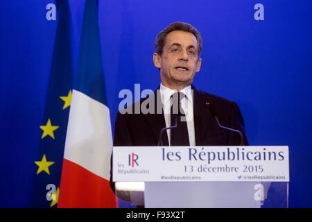 Parigi, Francia. Xiii Dec, 2015. Leader dell'ala destra del partito repubblicano ed ex Presidente francese Nicolas Sarkozy offre un discorso presso la parte di sede a Parigi, Francia, 13 dicembre 2015. Il francese di estrema destra Fronte Nazionale partito, che ha riportato una vittoria storica durante il primo round del francese le elezioni regionali della scorsa settimana, non riuscita su domenica durante il round finale del runoff. © Jean Bodard/Xinhua/Alamy Live News Foto Stock