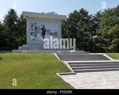 Murale di Kim il Sung con i genitori in Mangyongdae, Corea del Nord, Asia Foto Stock