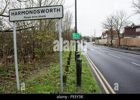 Harmondsworth si prega di guidare lentamente strada segno. Harmondsworth è un antico villaggio minacciato di distruzione a causa dell'espansione dell'aeroporto di Heathrow Foto Stock