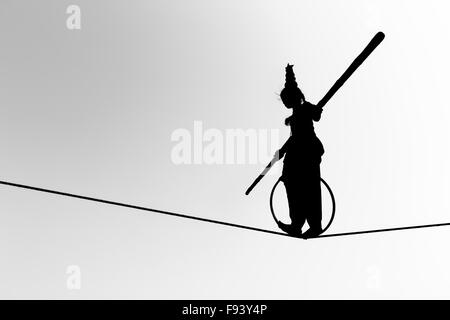 Silhouette di un bambino reopewalker, Pushkar, Rajasthan, India Foto Stock