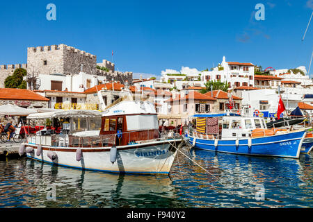 Marmaris il lungomare e il Castello, Marmaris, Provincia di Mugla, Turchia Foto Stock