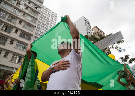 San Paolo, Brasile. 13 dicembre 2015. I dimostranti detengono una bandiera gigante con la parola "impeachment" mentre cantano l'inno nazionale brasiliano durante una manifestazione che chiede l'impeachment del presidente brasiliano Dilma Rousseff in viale Paulista, San Paolo, Brasile. Credit: Andre M. Chang/Alamy Live News Foto Stock