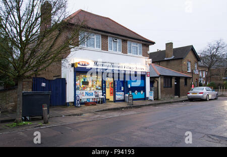 Harmondsworth Village Stores a Harmondsworth un antico villaggio minacciato di distruzione a causa dell'espansione dell'aeroporto di Heathrow Foto Stock