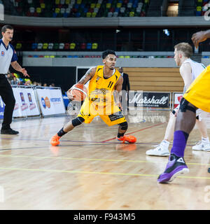 Londra, UK.13 dicembre 2015. London Lions player Nick Lewis (11) aziona la palla in avanti durante il London Lions vs. Plymouth Raiders BBL gioco presso la casella di rame Arena del Parco Olimpico. Plymouth raiders vincere 114:104 Credito: Imageplotter/Alamy Live News Foto Stock