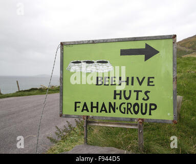 Segno di alveare di capanne a Fahan sulla penisola di Dingle Foto Stock